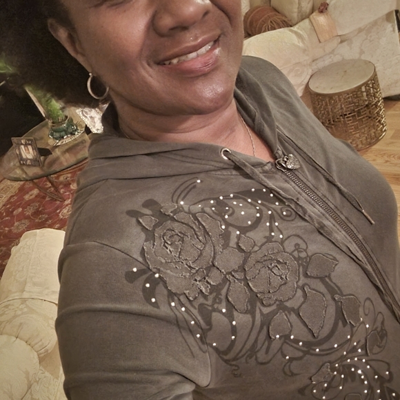 BCBG sweat suit/ color is darker than picture. - Picture 4 of 5